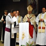Pater Klaus OPR, der Abt des Klosters St. Severin und Generalabt des Ordens von Port Royal verkündet das Evangelium Pater Klaus OPR, der Abt des Klosters St. Severin und Generalabt des Ordens von Port Royal verkündet das Evangelium
