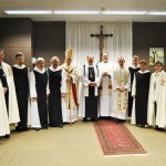 Gruppenbild mit Bischof Roald Nikolai, Abt Klaus, Father Robert Nemkovich, einigen Ordensgeschwistern und einigen Mitgliedern der Bruderschaft zum Heiligen Grab zu Jerusalem Gruppenbild mit Bischof Roald Nikolai, Abt Klaus, Father Robert Nemkovich, einigen Ordensgeschwistern und einigen Mitgliedern der Bruderschaft zum Heiligen Grab zu Jerusalem