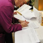 Bischof Roald Nikolai bei der Unterzeichnung der Vereinbarung Bischof Roald Nikolai bei der Unterzeichnung der Vereinbarung