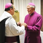 Abt Klaus OPR und Bischof Roald Nikolai nach der Unterzeichnung der Vereinbarung Abt Klaus OPR und Bischof Roald Nikolai nach der Unterzeichnung der Vereinbarung