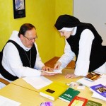 Priorin Mutter Maria Agnes im Gespräch mit Abt Klaus Priorin Mutter Maria Agnes im Gespräch mit Abt Klaus