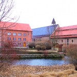 Kloster Helfta: links Klosterladen und Museum, in der Mitte die Klosterkirche und rechts die Klausur Kloster Helfta: links Klosterladen und Museum, in der Mitte die Klosterkirche und rechts die Klausur