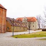 Kloster Helfta: ganz links Klosterladen, in der Mitte altes Gebäude, dahinter Herrenhaus, das zum Hotel gehört Kloster Helfta: ganz links Klosterladen, in der Mitte altes Gebäude, dahinter Herrenhaus, das zum Hotel gehört