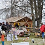 Viele der Kunsthandwerker gruppierten sich um die Baumgruppe Viele der Kunsthandwerker gruppierten sich um die Baumgruppe