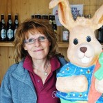 Die nette Verkäuferin von der Heißen Theke mit Osterhase Die nette Verkäuferin von der Heißen Theke mit Osterhase