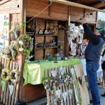 Hier wurden Türschilder aus Holz, der Namenszug in Holz und Türkränze angeboten Hier wurden Türschilder aus Holz, der Namenszug in Holz und Türkränze angeboten
