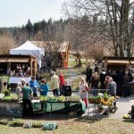 Die Hälfte der Aussteller befand sich draußen in Buden, unter Pavillons oder unter freiem Himmel Die Hälfte der Aussteller befand sich draußen in Buden, unter Pavillons oder unter freiem Himmel