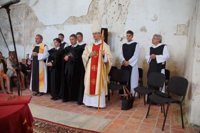 Die Mönche der Abtei St. Severin und der Filiatur St. Andreas, zusammen mit der Pastorin und dem Pastor der Kirche in Abaujvar